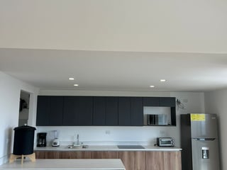 Vendo apartamento en Edificio MERAKI zona 10 por columpio de VH  - 2