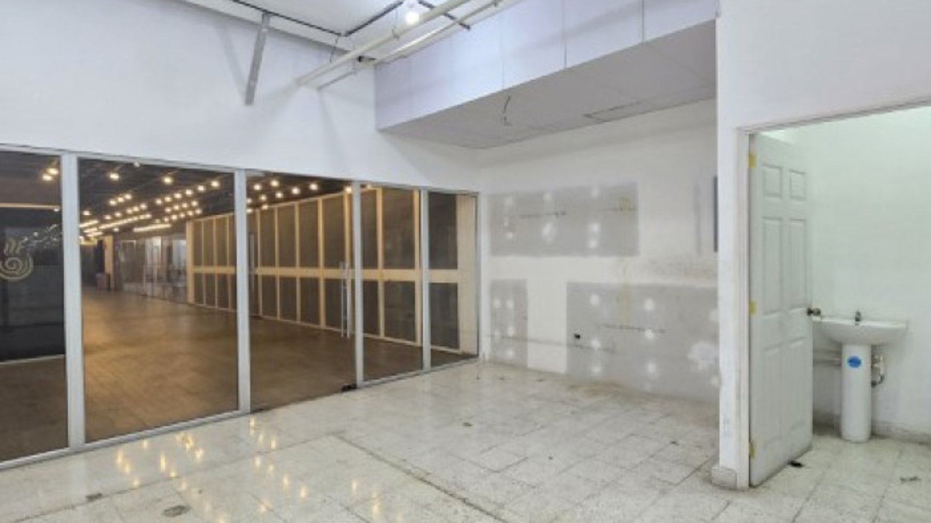 Local en Venta, Edificio Narama Zona 13 Guatemala - Miniatura 7