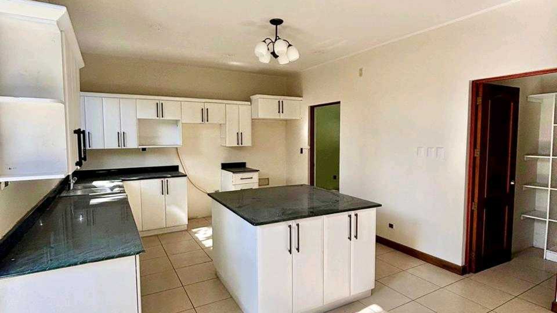 CASA VENTA/ALQUILER ???? Residencial Villas de Jacarandas de Cayalá Z.16 - Miniatura 6