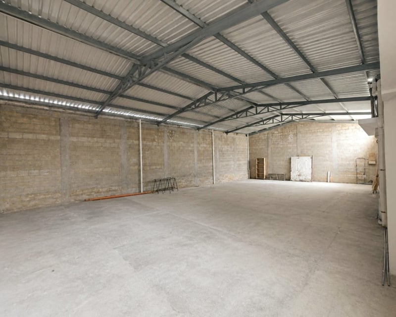 Renta de ofibodega de 900 metros en zona 9 Ref-6024