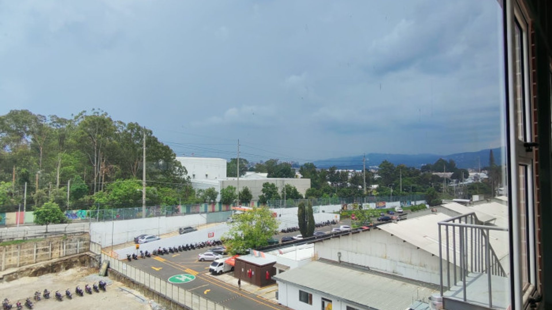 Rento Oficina Comercial en plaza Canadá zona 12 - Miniatura 16