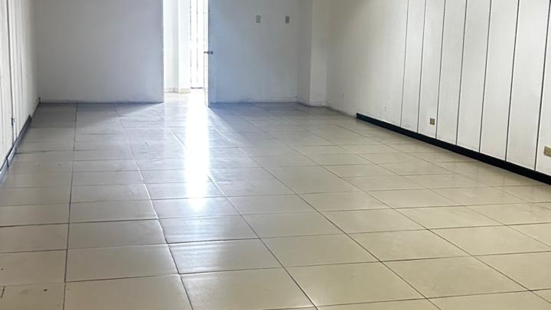 Local en Renta y Venta zona 10 / Pradera - Miniatura 3