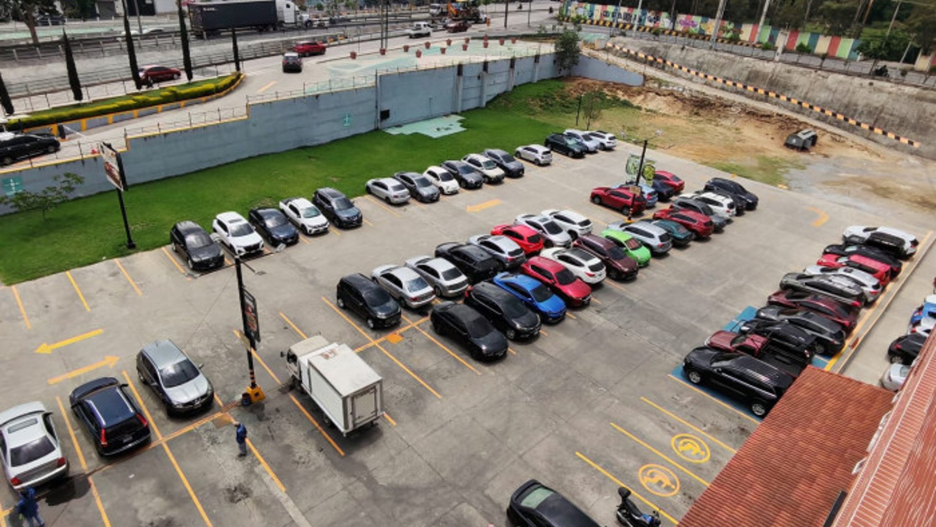 Rento Oficina Comercial zona 12 Plaza Canada - Miniatura 2