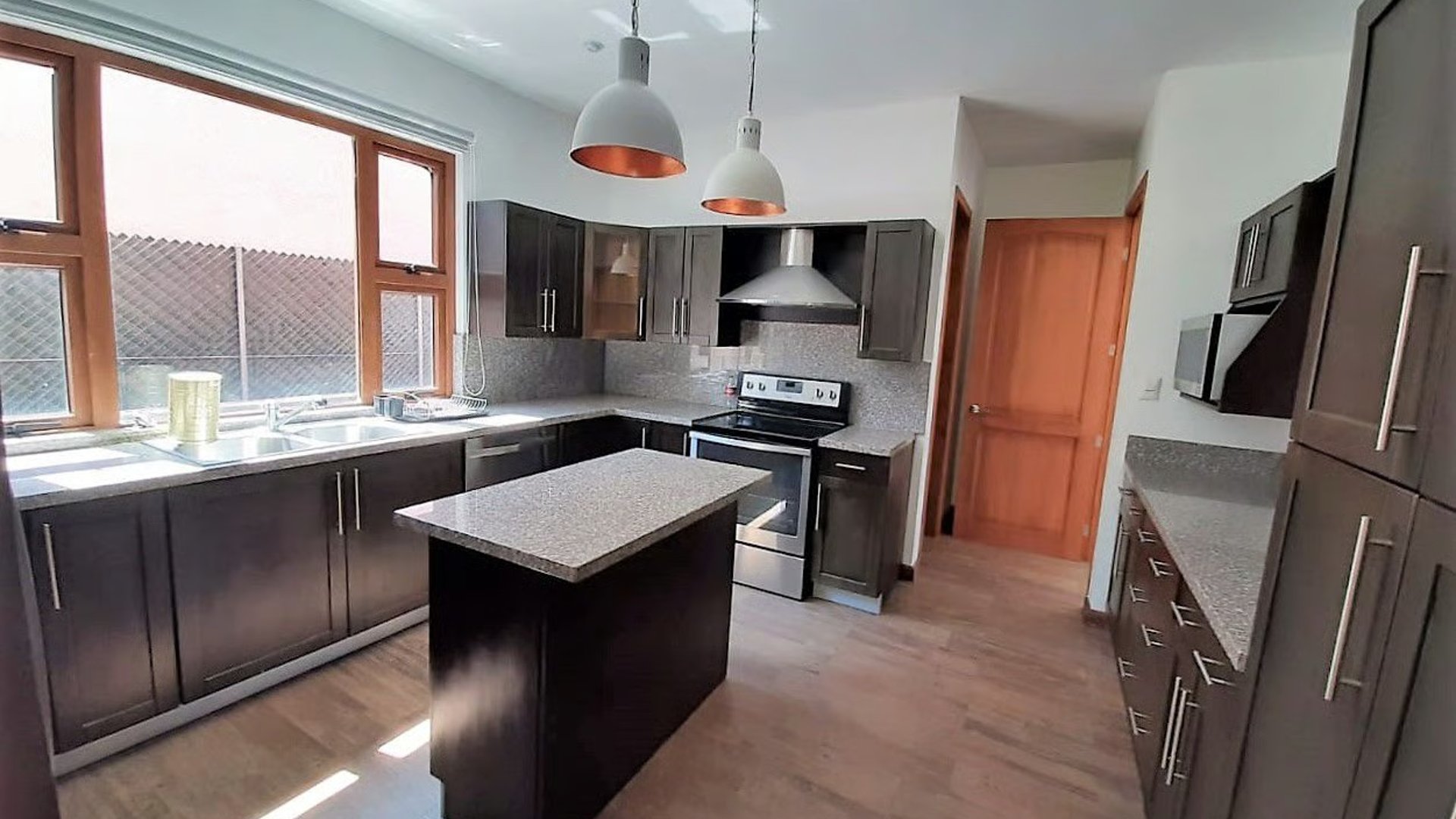 Casa con habitacion de servicio y jardin en KM 12.5 CAES Ref-5879
