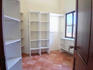 CASA  EN VENTA ESTILO COLONIAL,📍sobre 20 calle Z. 10, fuera de garita - Image 13