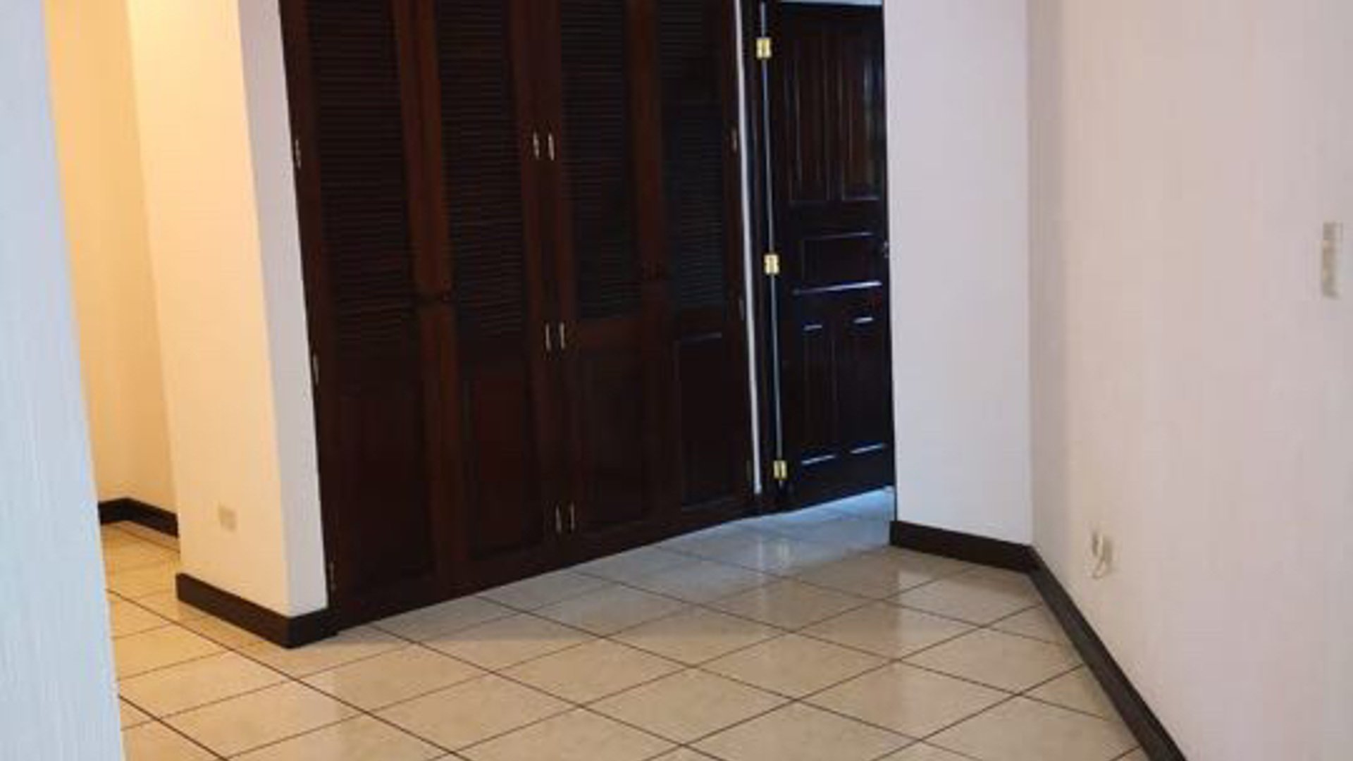 Alquilo amplio apartamento en Primer Nivel en  Zona 15  VH1 - Miniatura 2