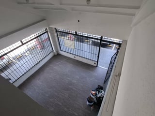 En Renta local con mezanine de 102m2 en Zona 10 - 4