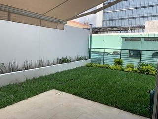Apartamento  con jardín. en Venta, zona 10 - 2