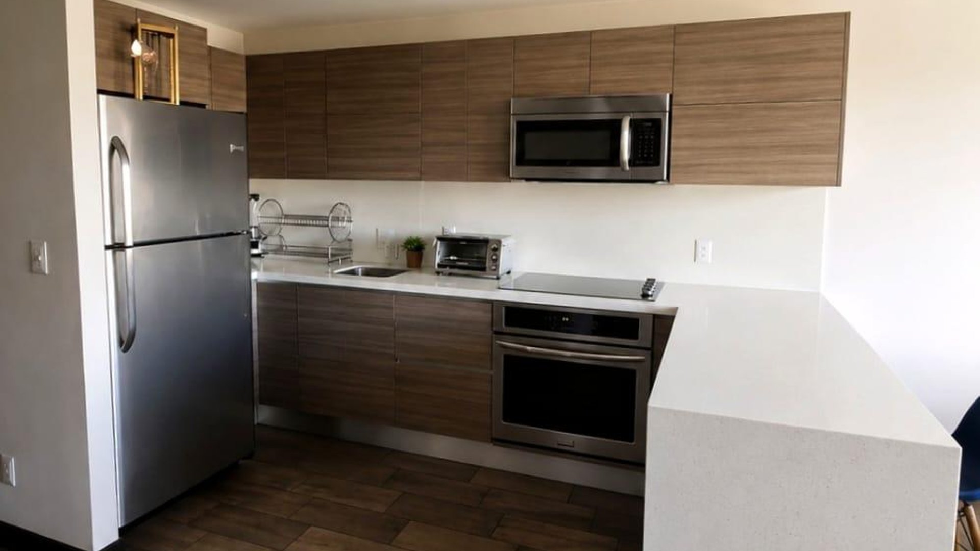 Renta de apartamento con balcon en zona 10 - 2 habitaciones Ref-6007