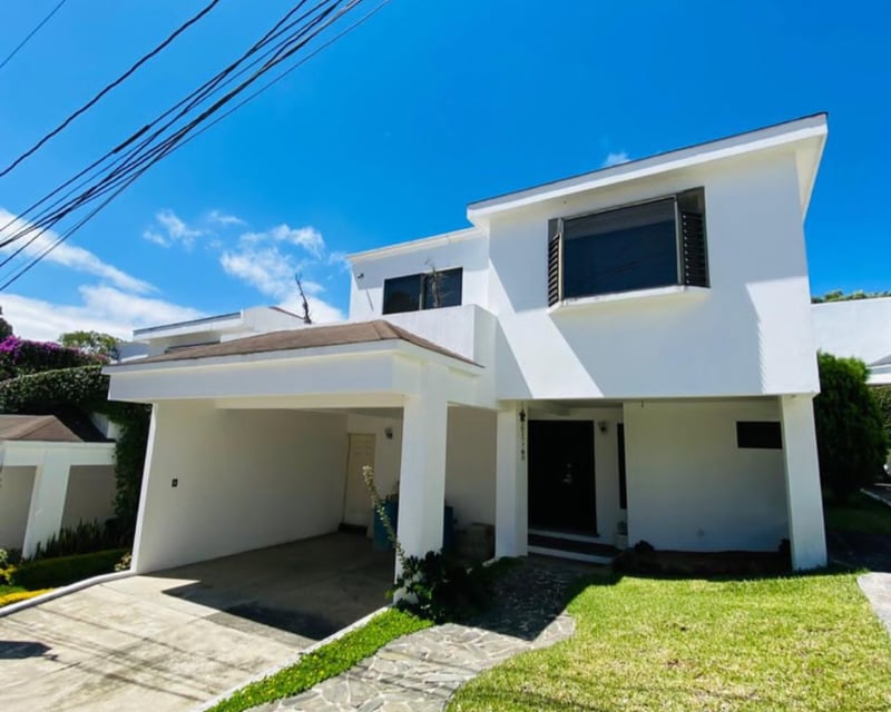 Casa en Venta Condominio Windsor San Cristóbal, zona 8 de Mixco