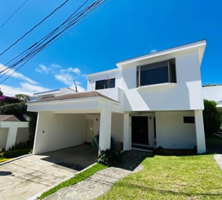 Casa en Venta Condominio Windsor San Cristóbal, zona 8 de Mixco