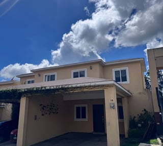 📍 CASA EN RENTA – 3 HABITACIONES | BOSQUES DE ARRAZOLA | KM 18.5 CAES