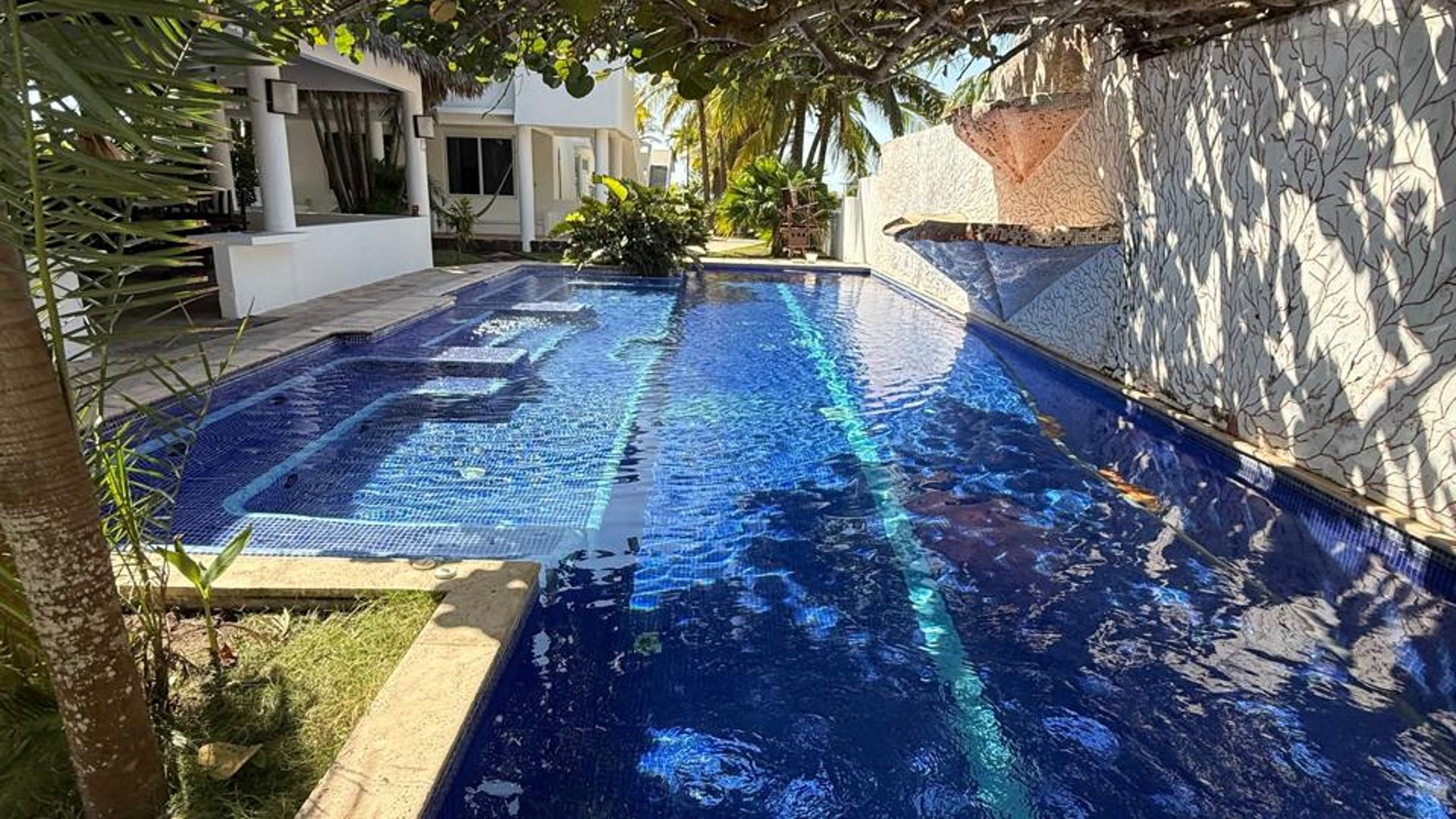 CASA EN VENTA CHULAMAR  FRENTE AL MAR - Image 1