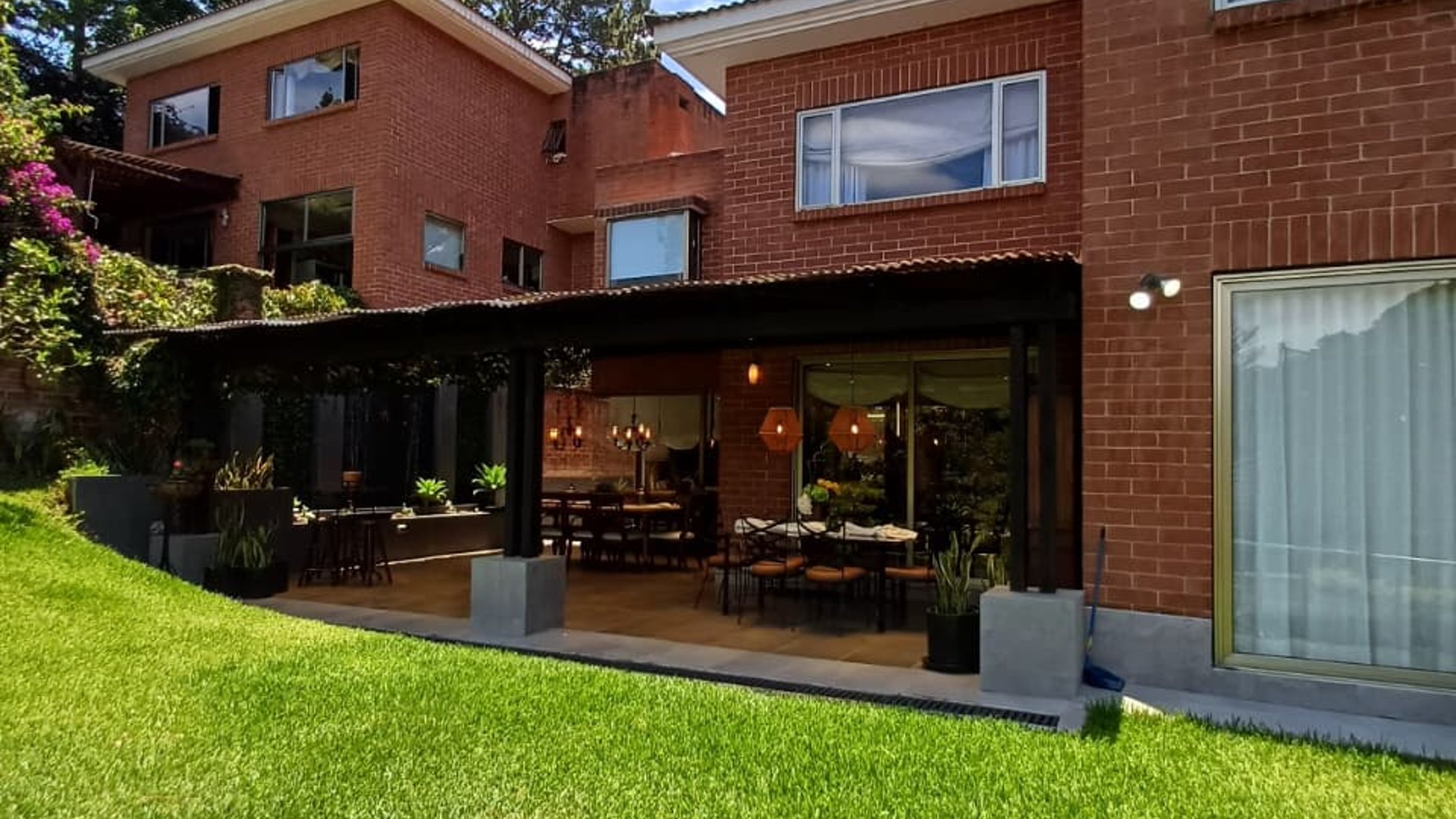 PRECIOSA CASA REMODELADA Y AMUEBLADA VILLA SERENA MUXBAL - Image 1