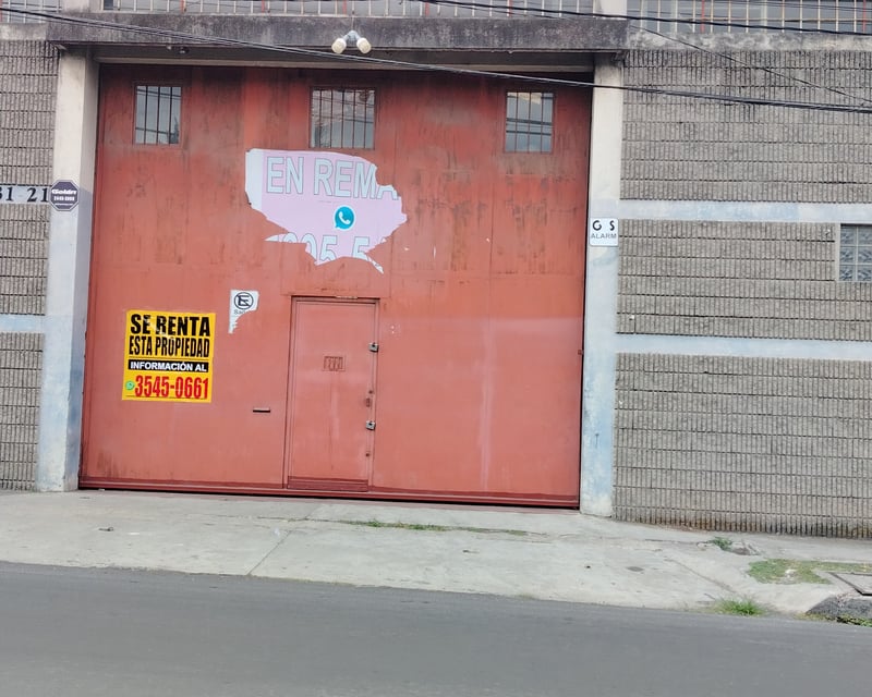 Se renta amplia bodega en zona 12 a una cuadra de AGUILAR BATRES.