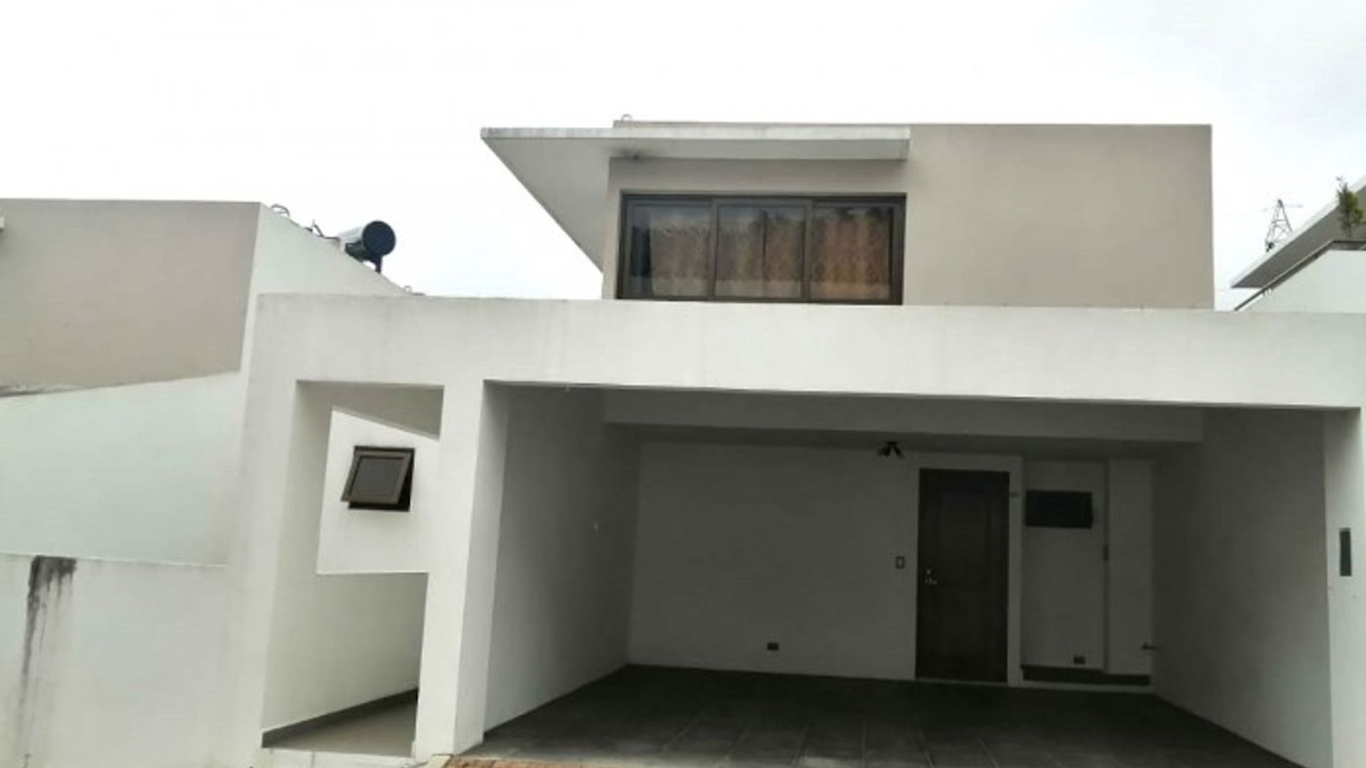 Casa moderna en renta en area exclusiva - Miniatura 2
