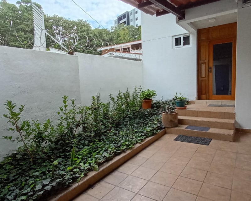 Casa en renta dentro de garita sobre Diagonal 6, Zona 10, Guatemala