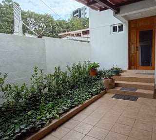 Casa en renta dentro de garita sobre Diagonal 6, Zona 10, Guatemala