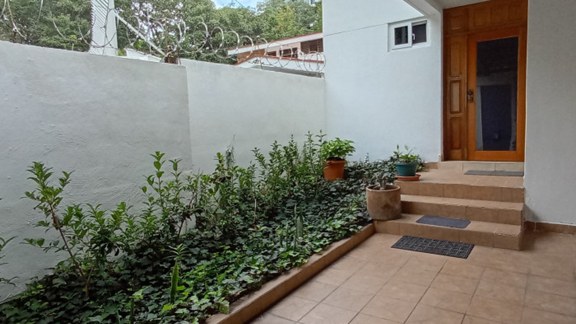 Casa en renta dentro de garita sobre Diagonal 6, Zona 10, Guatemala