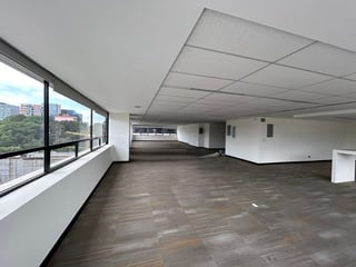 Oficina  en renta con 6 espacios en zona 10 Ref-5907 - 3