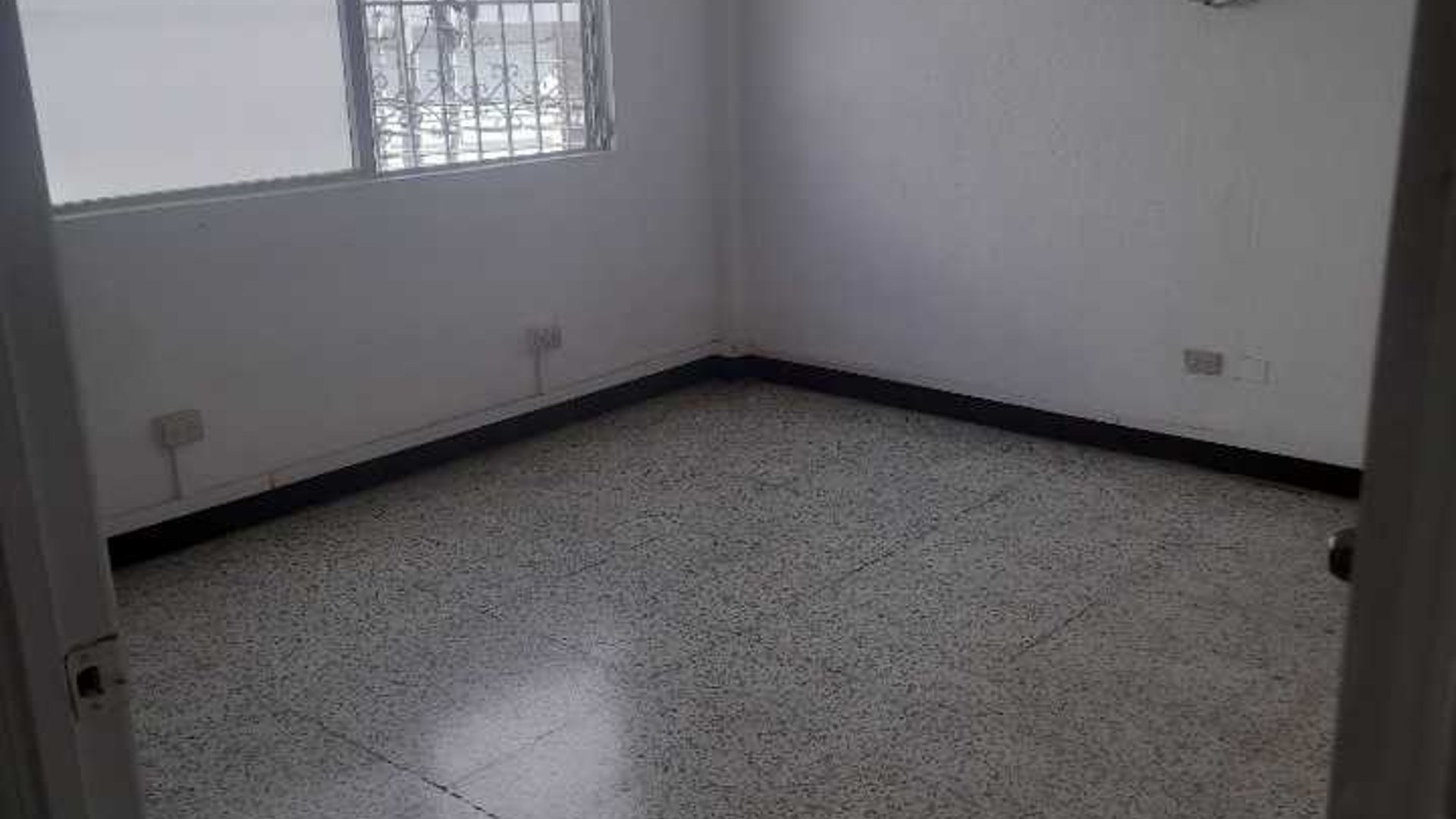 Renta Casa Zona 10, A pocos metros de Hospital Centro Medico - Miniatura 9