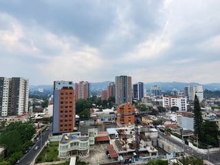 Amplio Apartamento en zona 10 en Alquiler - Image 15