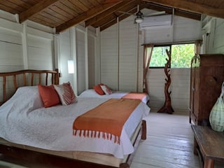 Casa, rancho y bungalows frente al río – Río Dulce - Image 25