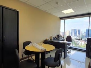 Oficina de 848mts. venta zona 10 para inversión - Image 23