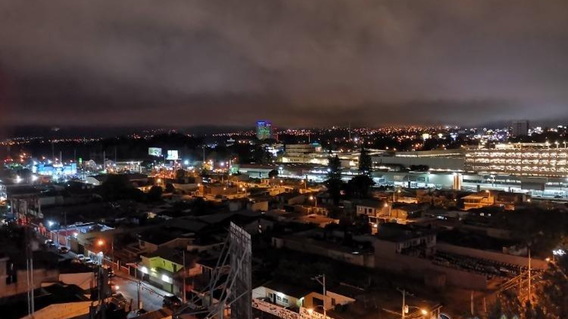 Oficina en renta en zona 7 sobre Calzada San Juan - Miniatura 3