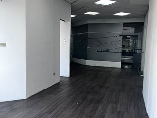 📍 LOCAL EN RENTA – 39.23 M² + OFICINA | EDIFICIO ATLANTIS | ZONA 10 - 2