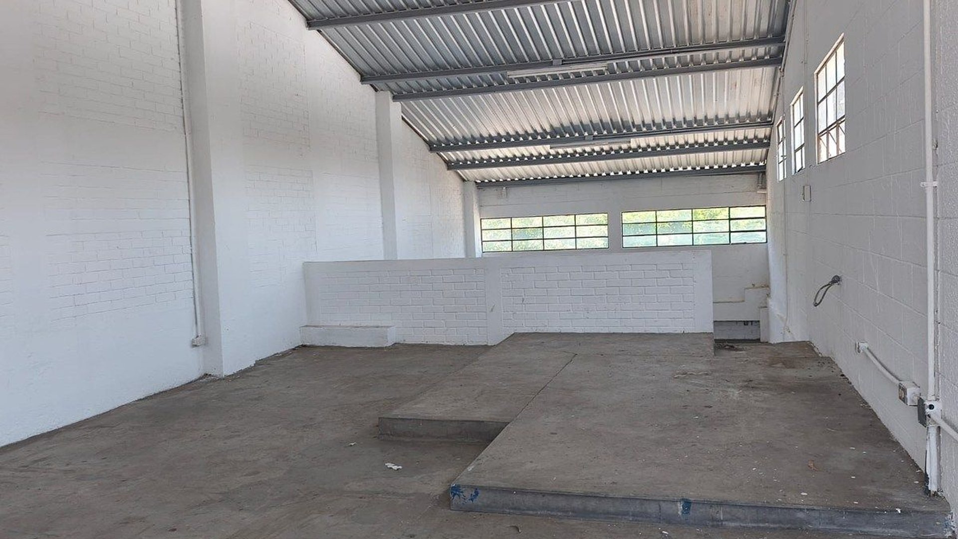 Bodega en Renta - Calzada Atanasio Tzul Zona 8 - Miniatura 3