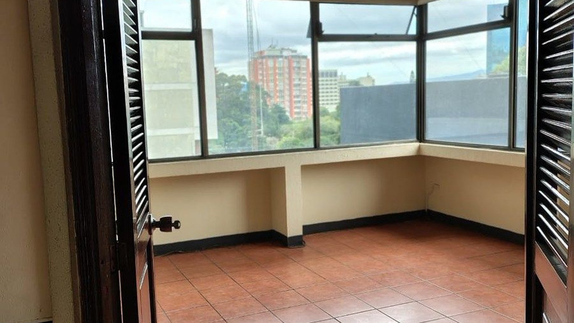 Oficina en Renta - Avenida Reforma Zona 10 - Miniatura 3