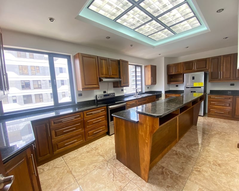 Penthouse en renta - 4 habitaciones y terraza amplia zona 14 Ref-5934