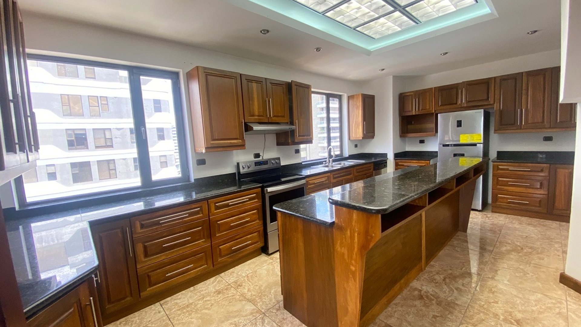 Penthouse en renta - 4 habitaciones y terraza amplia zona 14 Ref-5934