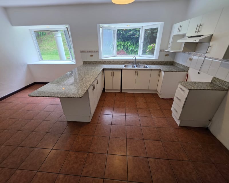Casa en alquiler con 3 habitaciones mas estudio en KM 13 CAES REF-5264