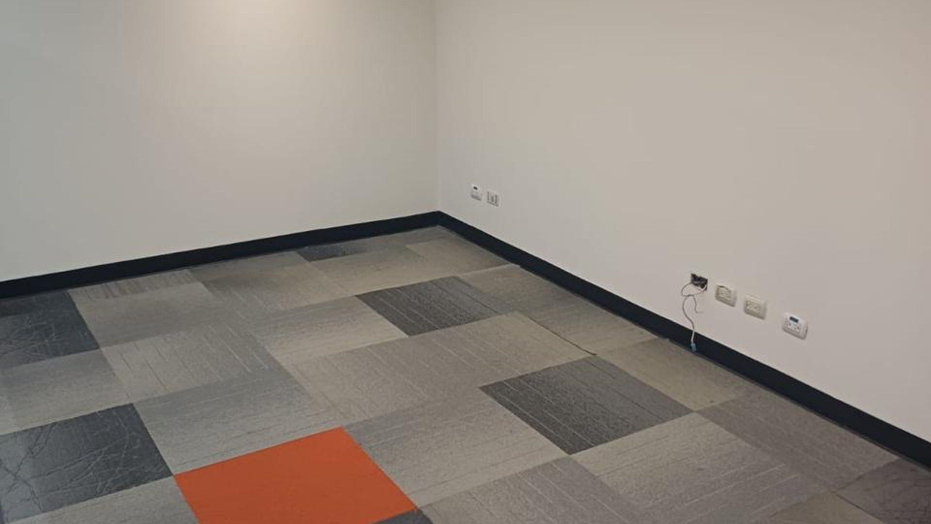 RENTA DE LOCAL COMERCIAL , OFICINAS Y SHOWROOM | ZONA 10 - Miniatura 8