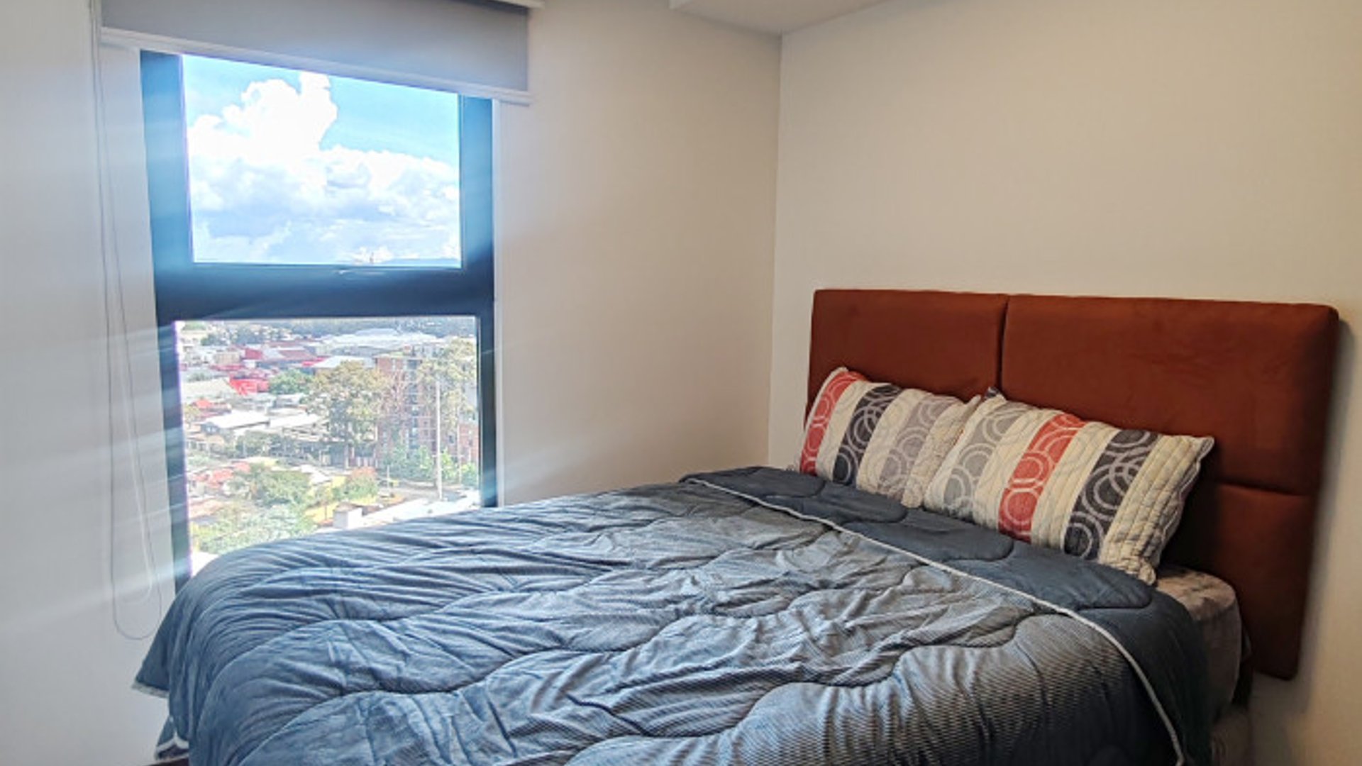 Apartamento Amueblado en Renta en Zona 11 Altaire - Miniatura 9