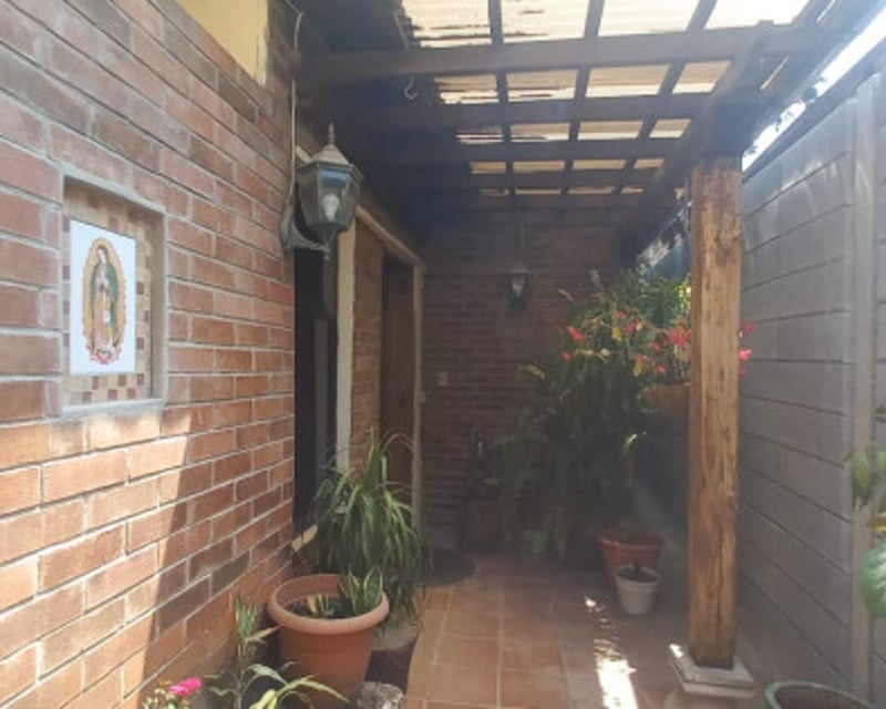 Casa con bodega en venta en zona 2 de Mixco Alvarado