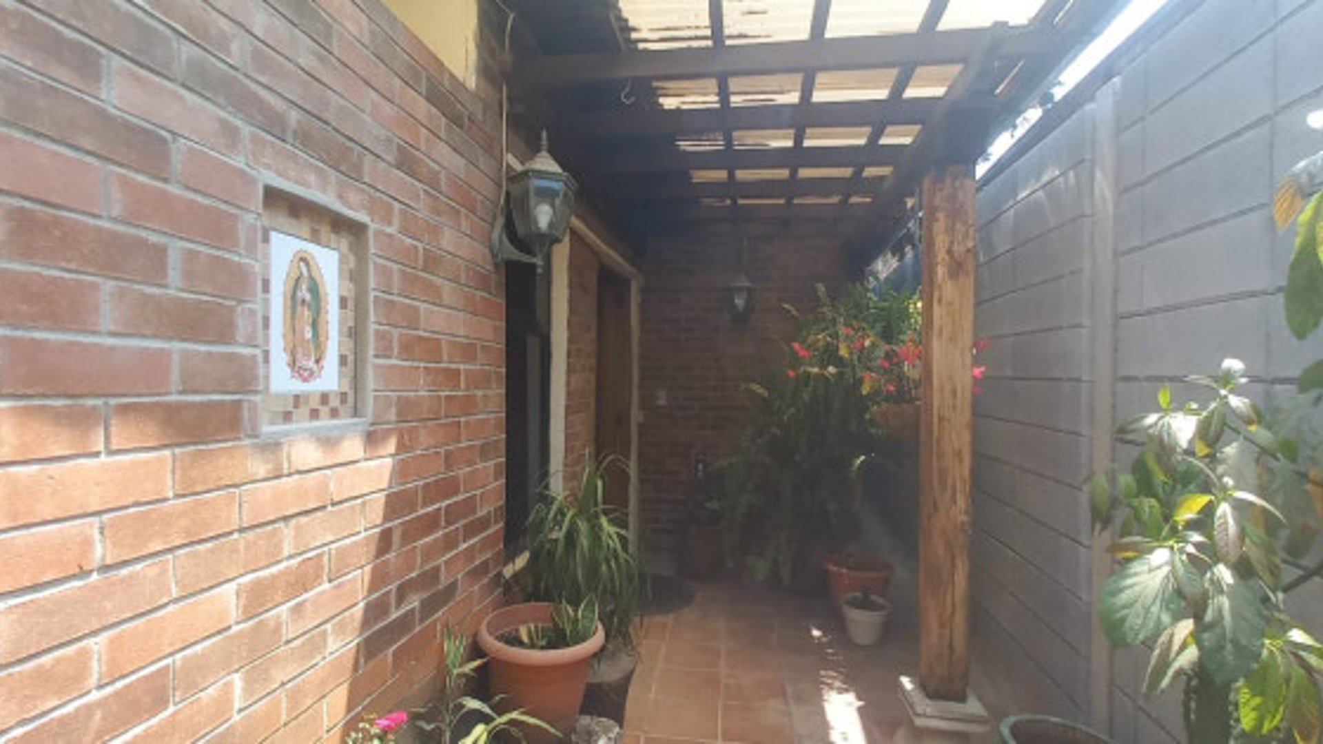 Casa con bodega en venta en zona 2 de Mixco Alvarado