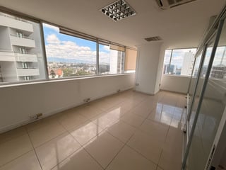 Oficina en renta en zona 10 - 4