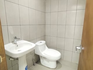 Oficina en renta en Centro Empresarial zona 10 - Image 7