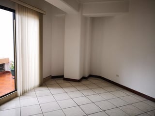 Alquilo amplio apartamento en Primer Nivel en  Zona 15  VH1 - 5