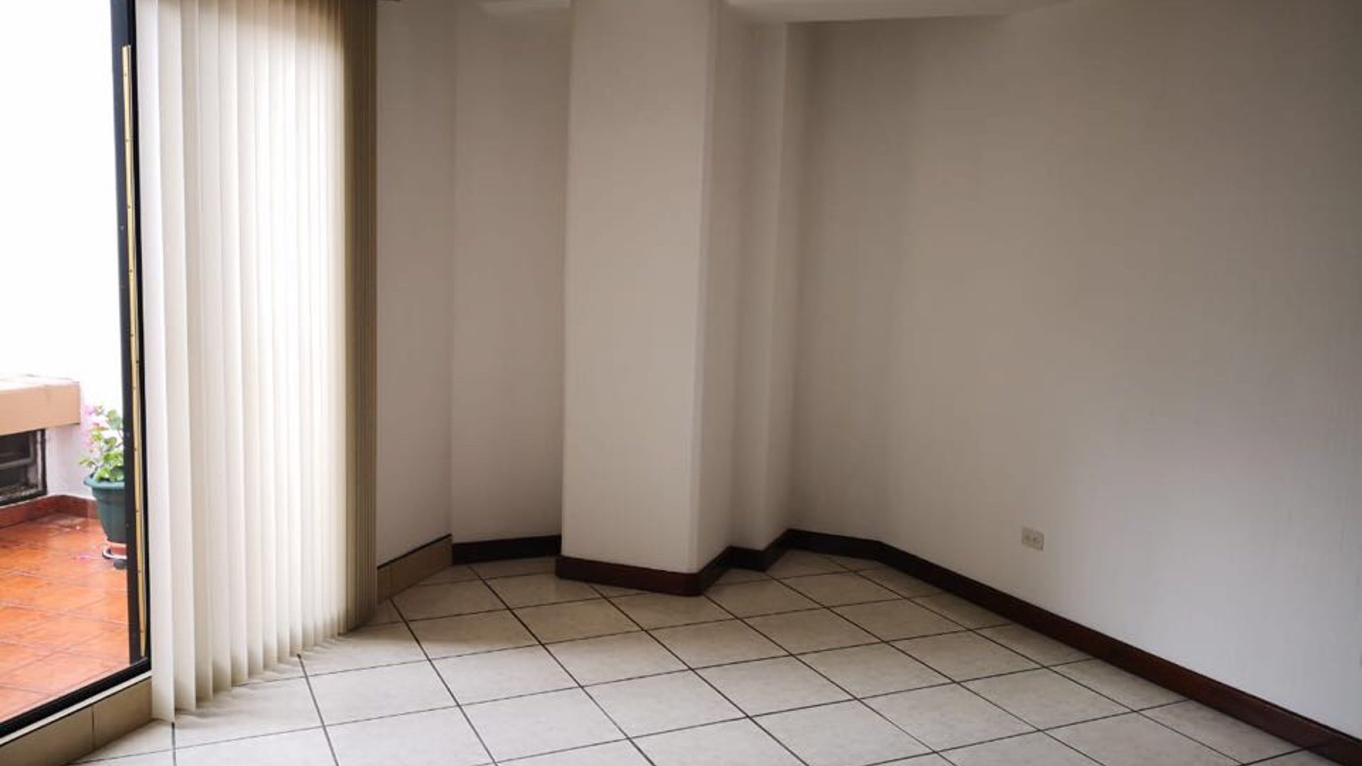 Alquilo amplio apartamento en Primer Nivel en  Zona 15  VH1 - Miniatura 5