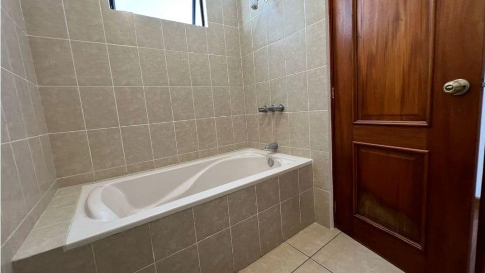 CASA EN CONDOMINIO BOSQUES ESCONDIDO KM 21.5 CARRETERA A FRAIJANES - Miniatura 8