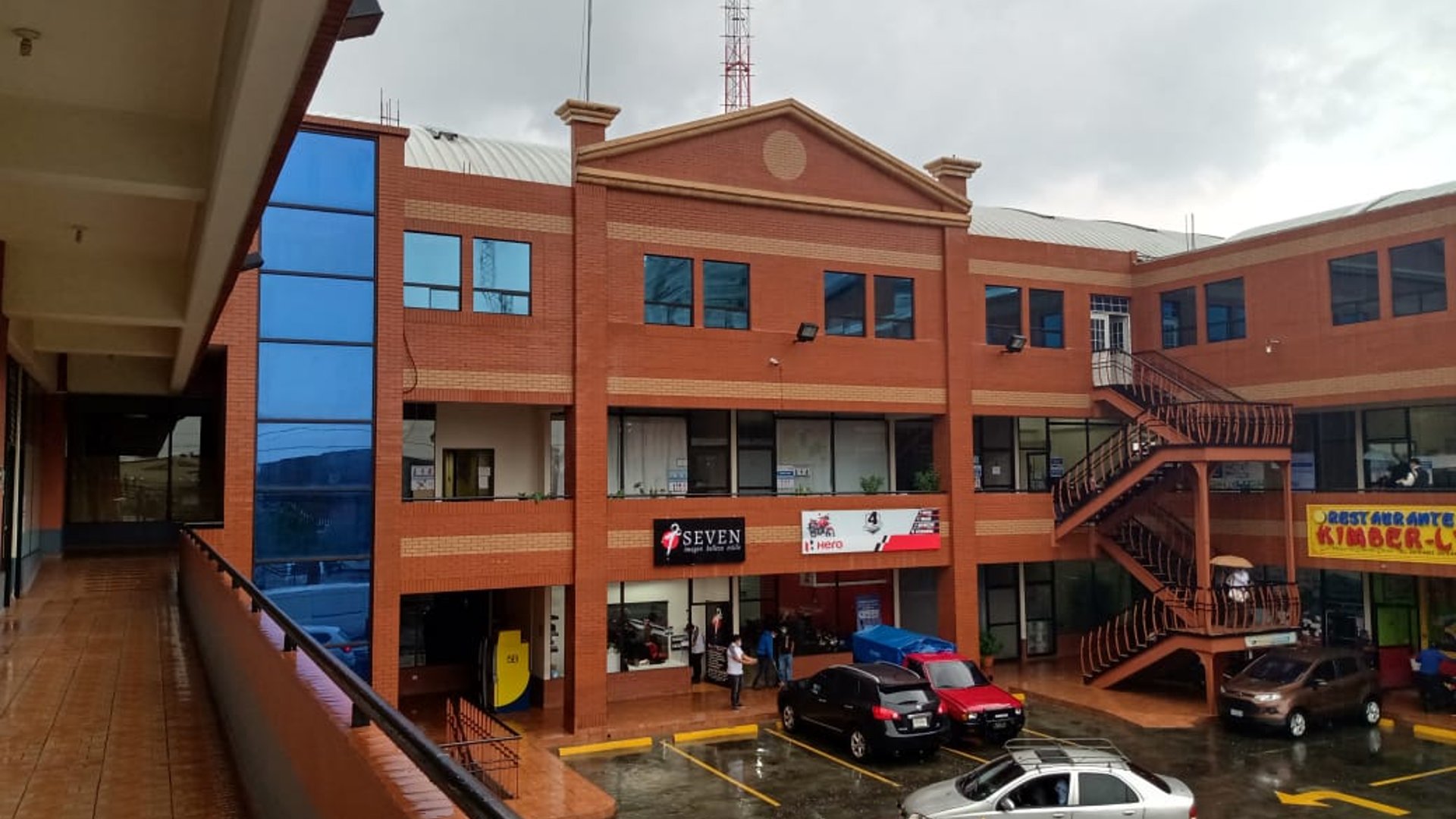 Local en renta en Plaza Grecia Zona 12 - Miniatura 2