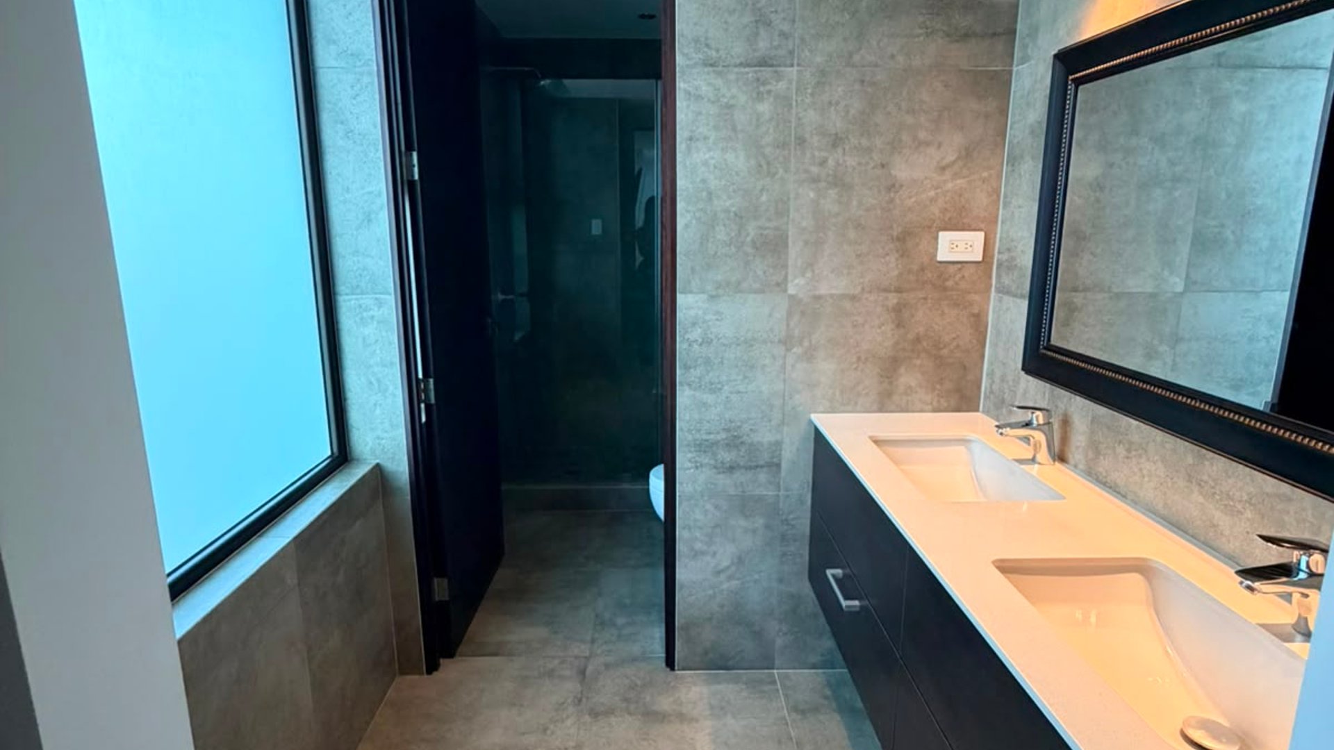 APARTAMENTO EN RENTA |AMUEBLADO | LIV | ZONA 15 - Miniatura 11