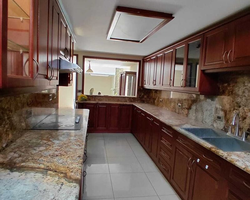 Casa en Renta de 4 Dormitorios en zona 10