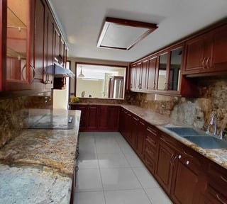 Casa en Renta de 4 Dormitorios en zona 10