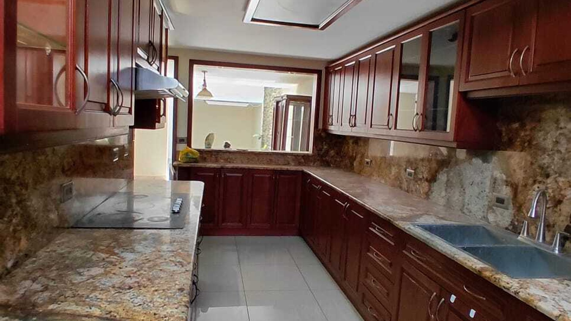 Casa en Renta de 4 Dormitorios en zona 10