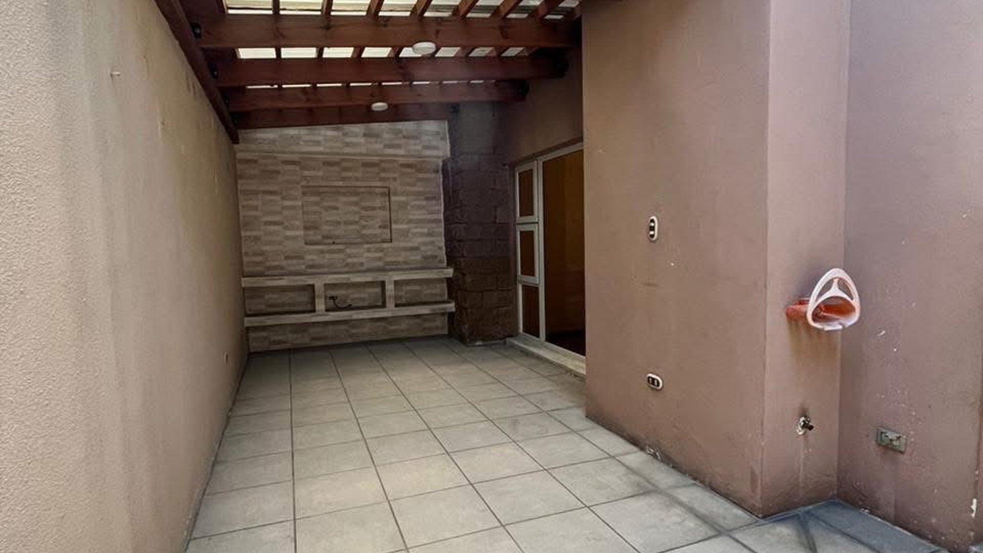Lindo towhouse en renta Cantabria zona 13 - Miniatura 5